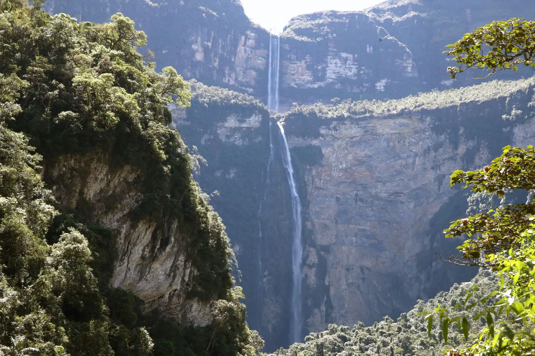 La catarata de Gocta, con 771 metros de caída total, es una maravilla natural que abre el camino al descubrimiento de una exuberante biodiversidad.