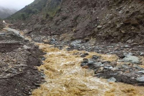 Intensas lluvias en Cusco provocan deslizamientos en quebrada de Ñañahuaycco