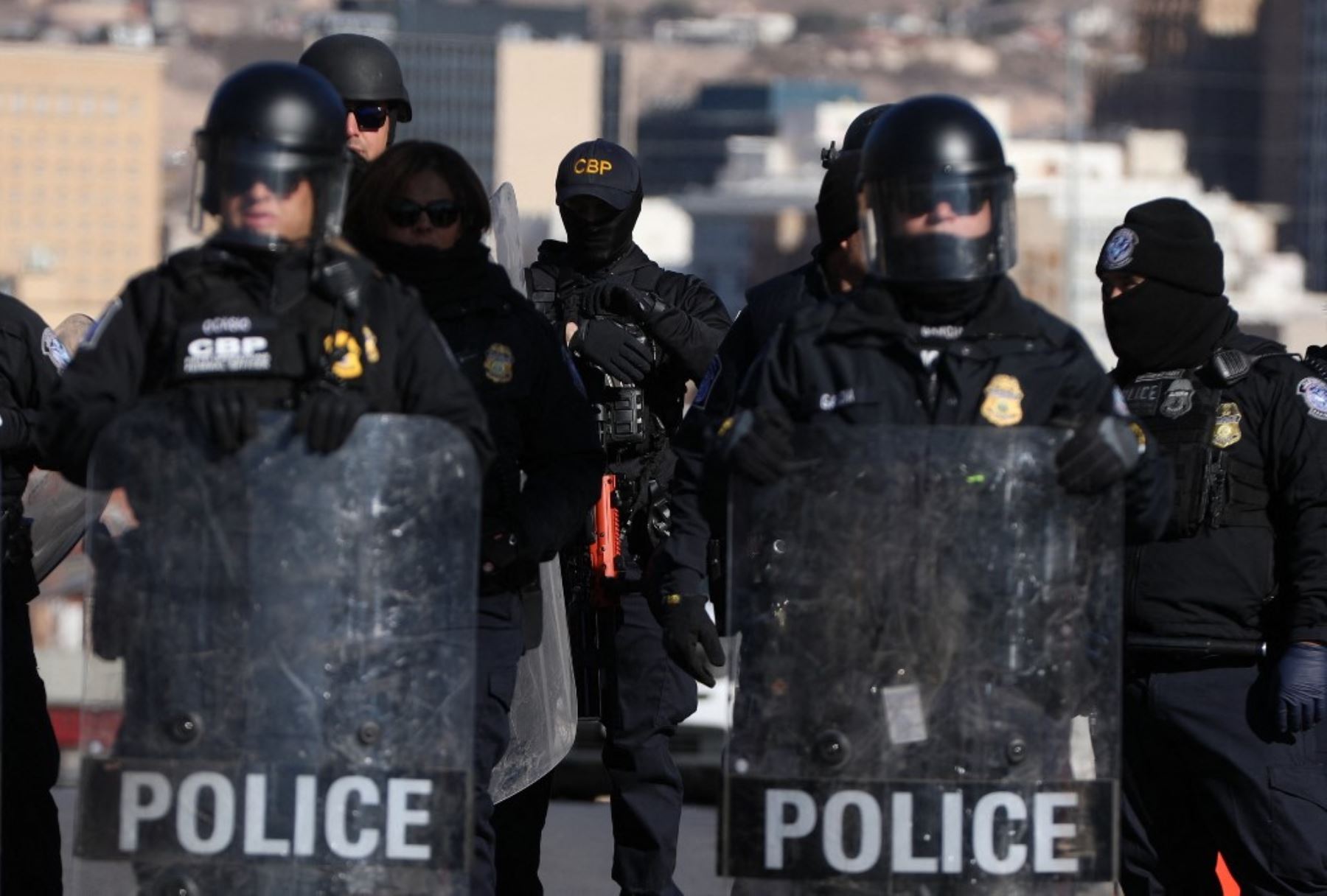 Oficiales de Aduanas y Protección Fronteriza de los Estados Unidos realizando un ejercicio de entrenamiento de fuerza de campo móvil en el puente internacional Paso del Norte-Santa Fe para bloquear el paso de vehículos a El Paso, Texas, Estados Unidos, en la foto de Ciudad Juárez, estado de Chihuahua, México. Foto: AFP