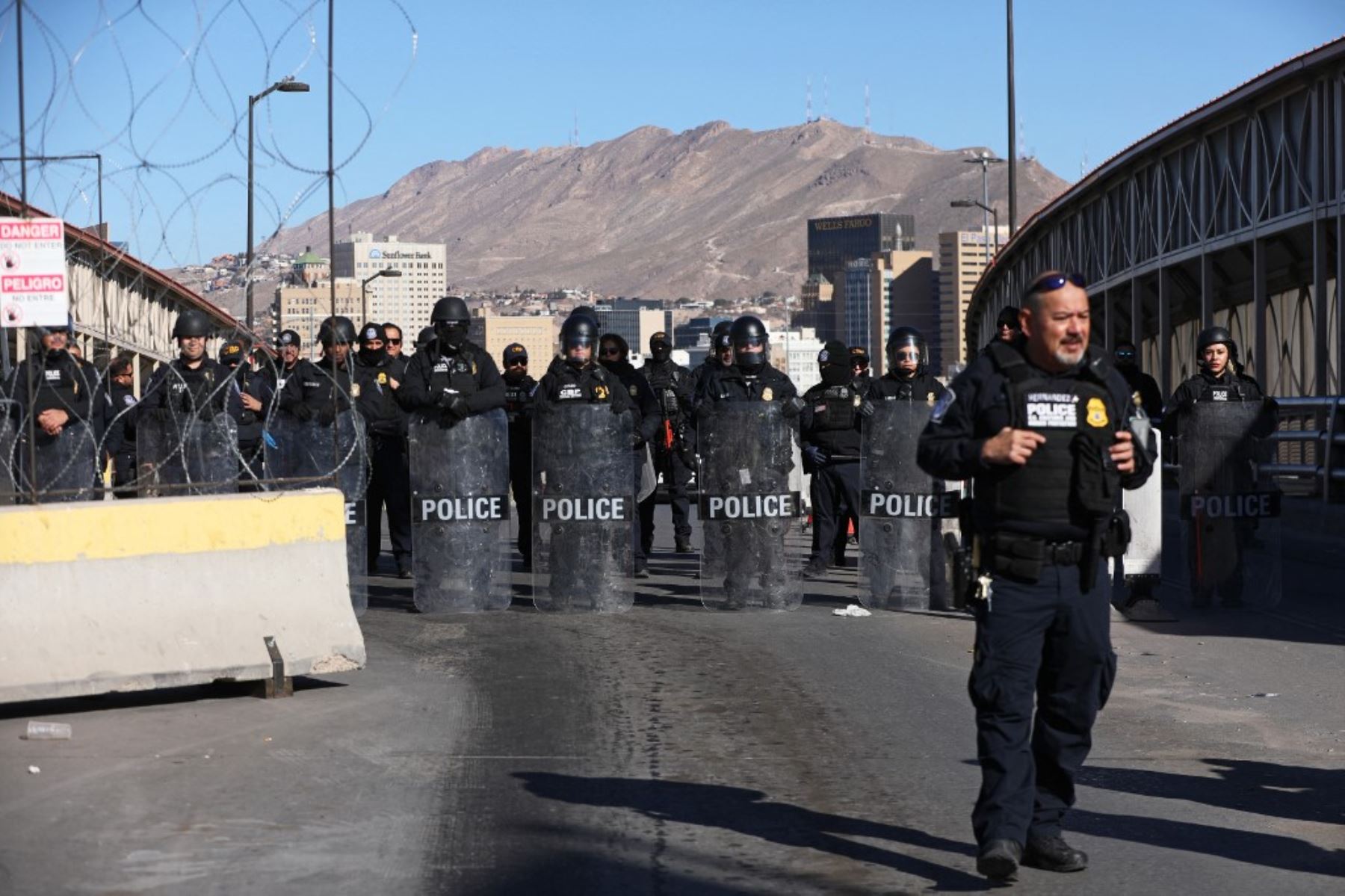 Oficiales de Aduanas y Protección Fronteriza de los Estados Unidos realizando un ejercicio de entrenamiento de fuerza de campo móvil en el puente internacional Paso del Norte-Santa Fe para bloquear el paso de vehículos a El Paso, Texas, Estados Unidos, en la foto de Ciudad Juárez, estado de Chihuahua, México. Foto: AFP