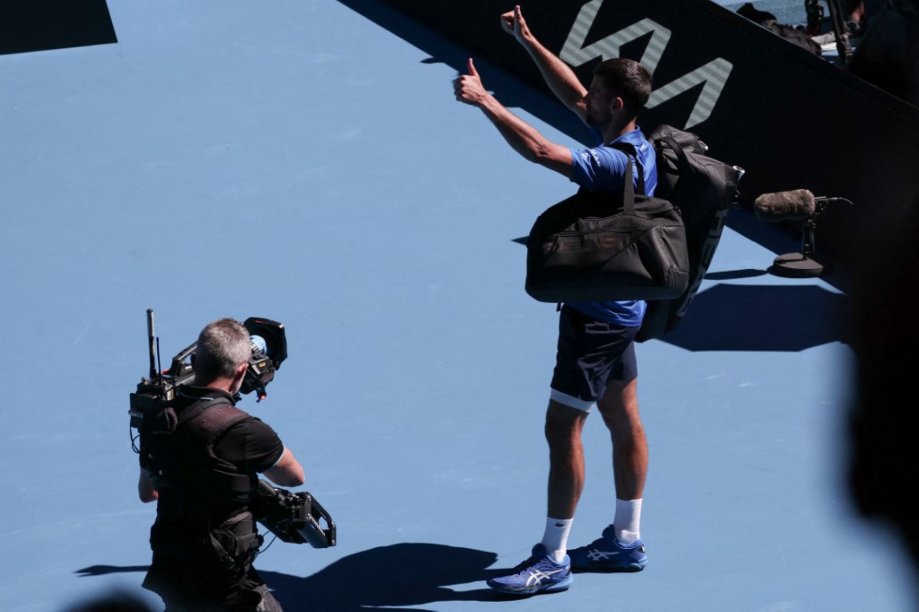 El serbio, que recibió abucheos y silbidos, explicó en rueda de prensa que sufrió un "desgarro muscular" el miércoles en cuartos de final ante el español Carlos Alcaraz. Foto: AFP