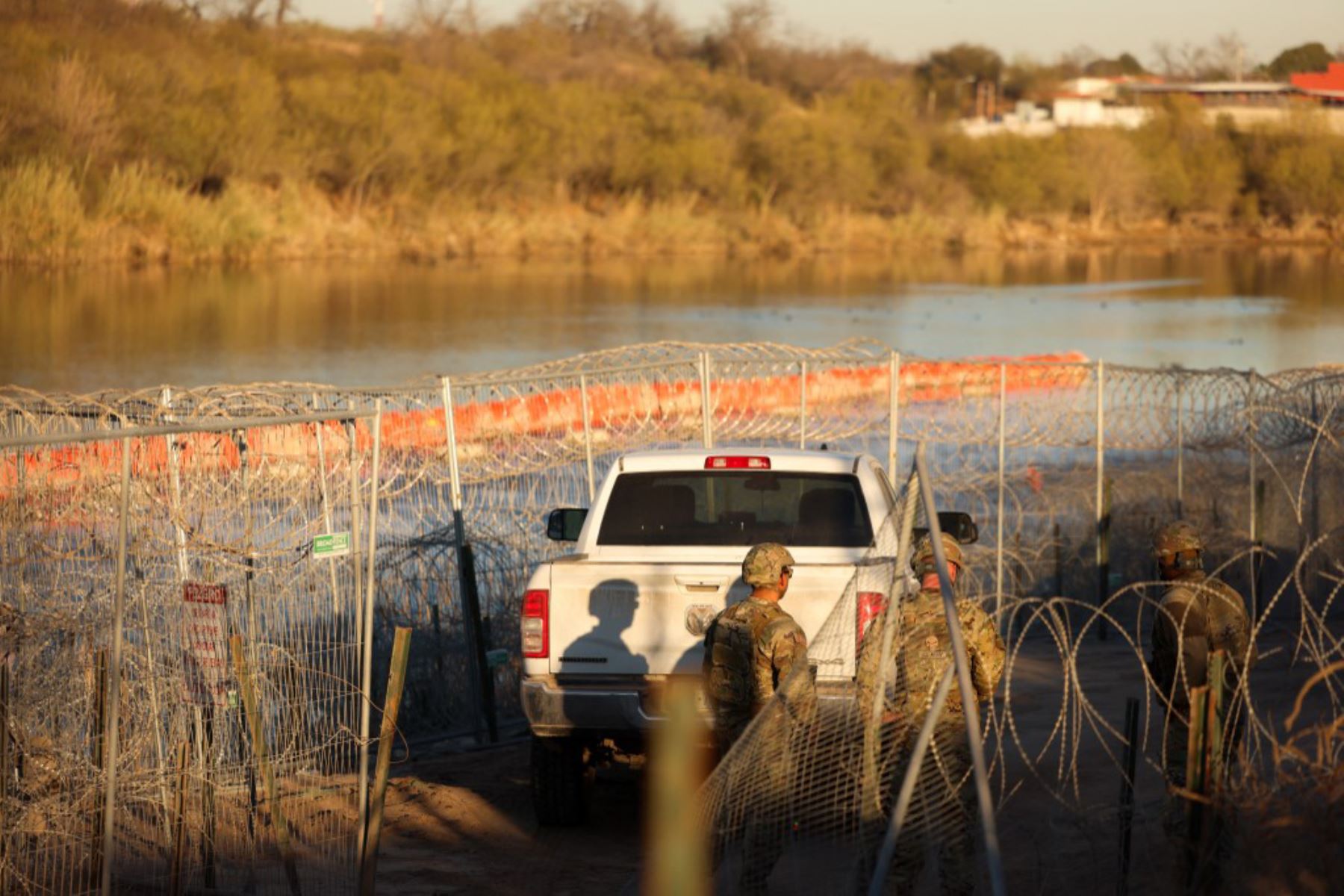 Soldados del ejército estadounidense patrullan la frontera entre Estados Unidos y México en Eagle Pass, Texas, el 24 de enero de 2025. El presidente estadounidense, Donald Trump, ordenó que 1.500 militares más se trasladaran a la frontera con México. Foto: AFP