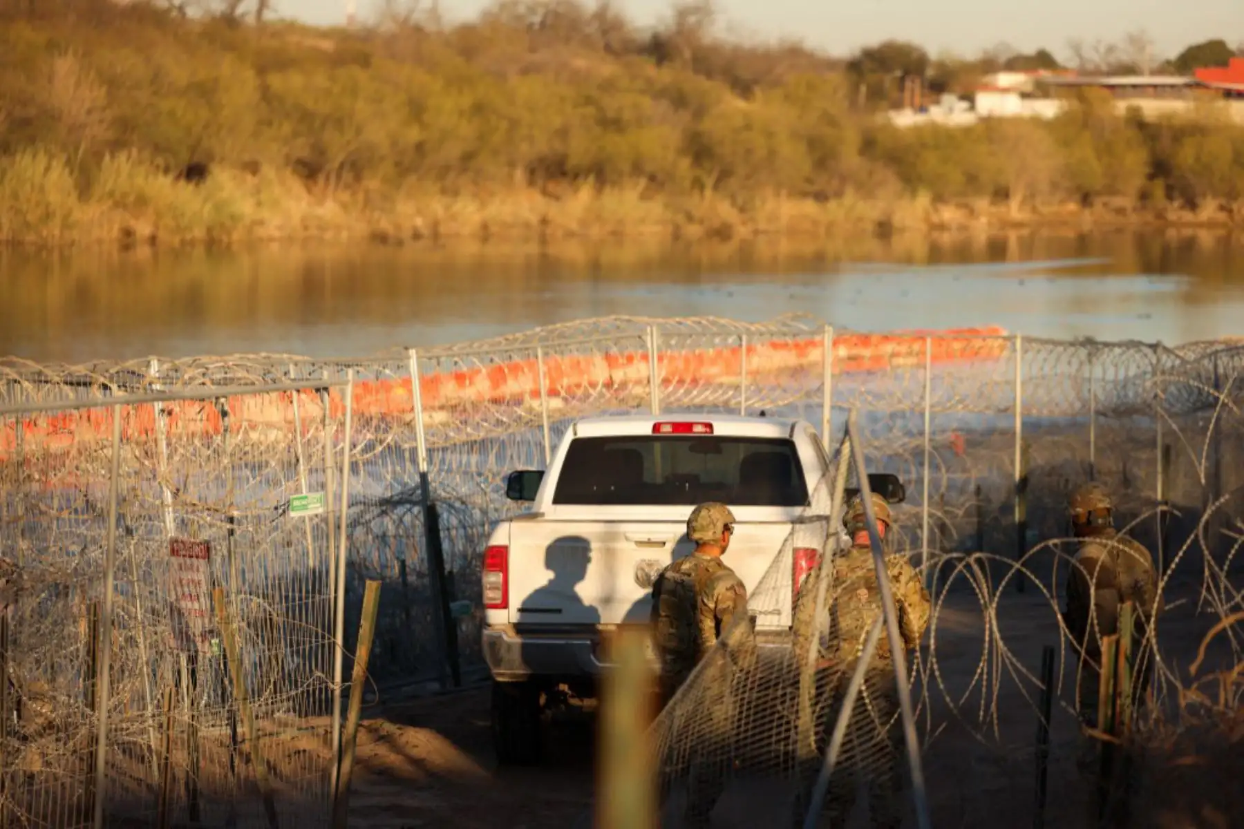 Soldados del ejército estadounidense patrullan la frontera entre Estados Unidos y México en Eagle Pass, Texas, el 24 de enero de 2025. El presidente estadounidense, Donald Trump, ordenó que 1.500 militares más se trasladaran a la frontera con México. Foto: AFP