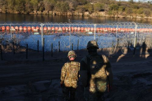 Soldados del ejército estadounidense patrullan la frontera entre Estados Unidos y México