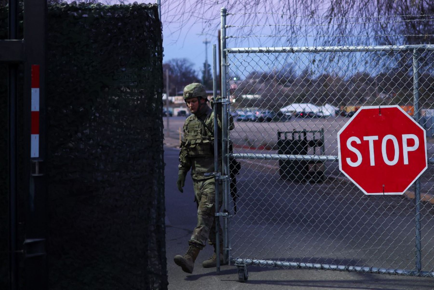 Un soldado del ejército estadounidense cierra una puerta en la frontera entre Estados Unidos y México en Eagle Pass, Texas, el 24 de enero de 2025. Foto: AFP