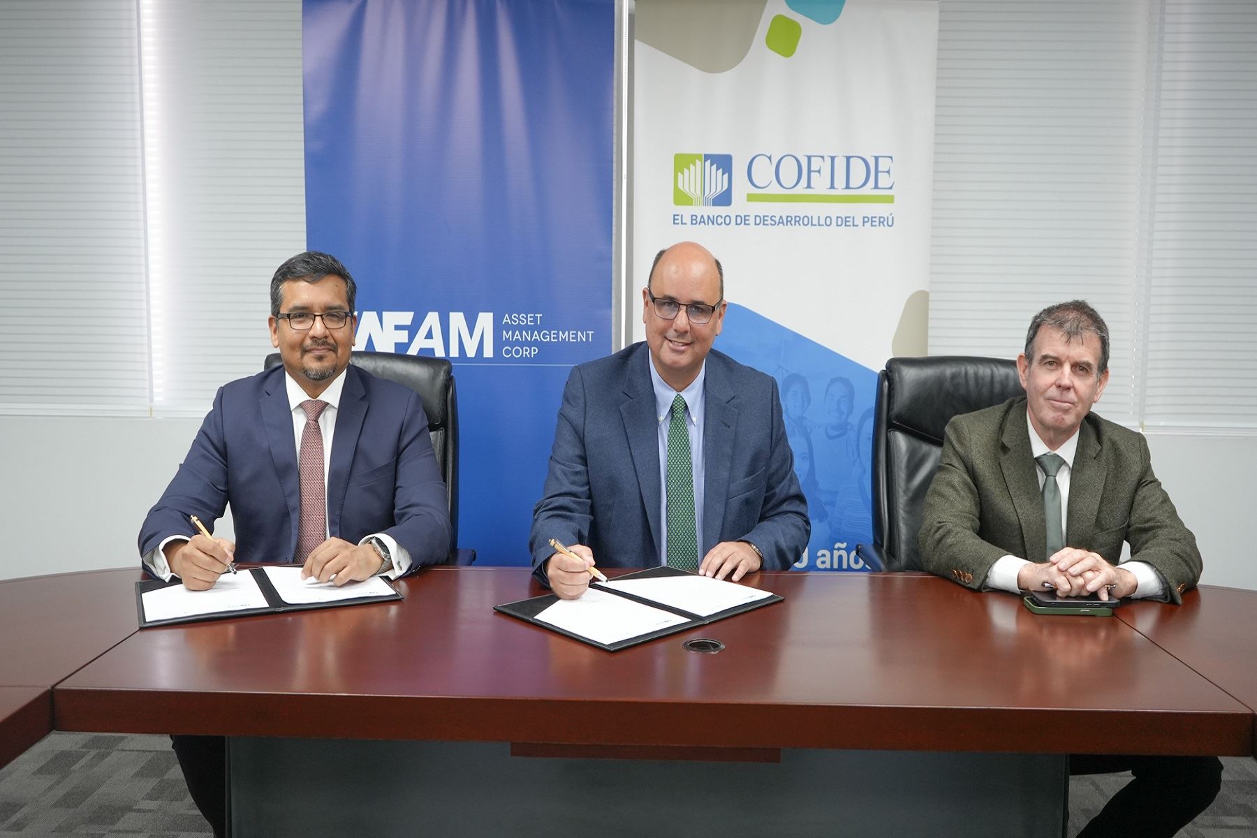 Cofide y CAF-AM suscriben acuerdo.