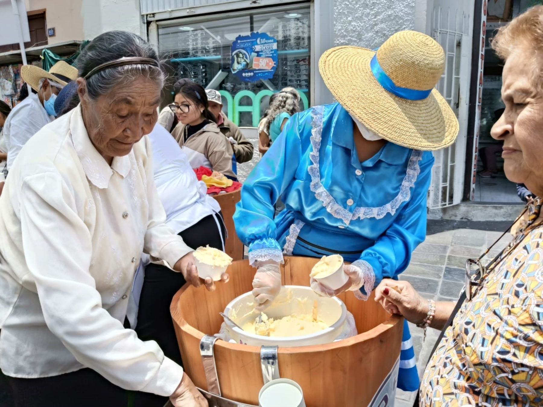 Arequipeños y turistas disfrutan del XIII Festival del Queso Helado Arequipeño, que se organiza en homenaje al postre emblemático de la ciudad blanca.  ANDINA/Difusión