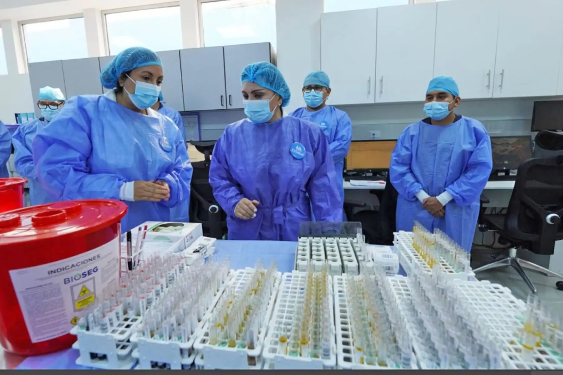 El laboratorio cuenta con seis áreas especializadas: toma de muestras, bioquímica, inmunología, hematología, microbiología, y control de calidad y materiales. Cada una está equipada con tecnología de última generación y personal médico altamente capacitado, lo que asegura la entrega oportuna y precisa de resultados.