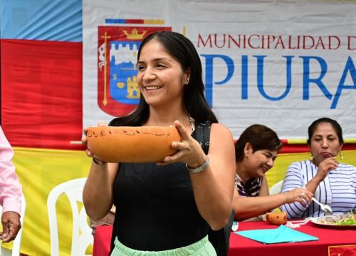 La joven Ana Lucía Pacherres Seminario ganó el concurso al mejor tomador de chicha durante el festival “Achichalud Piura 2025” que  se organizó en homenaje a la tradicional bebida. ANDINA/Difusión