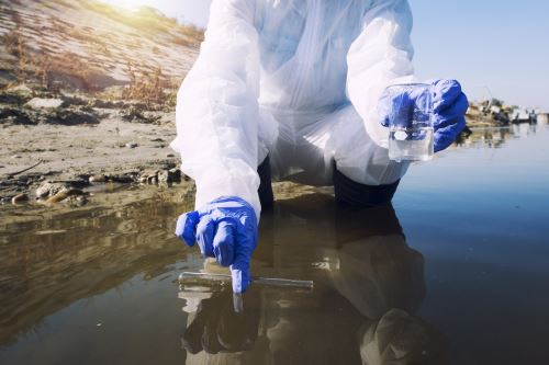 Científicos de la UNI, con apoyo de CONCYTEC Y SENCICO, desarrollaron un dispositivo que purifica y desinfecta el agua salada, de río y subterránea, empleando nanotecnología y procesos electroquímicos.