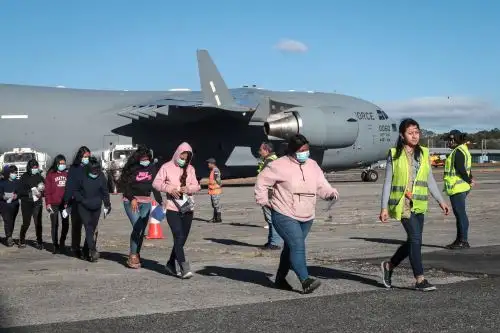Migrantes ingresan a un avión militar para un vuelo de deportación desde Estados Unidos. Foto: EFE
