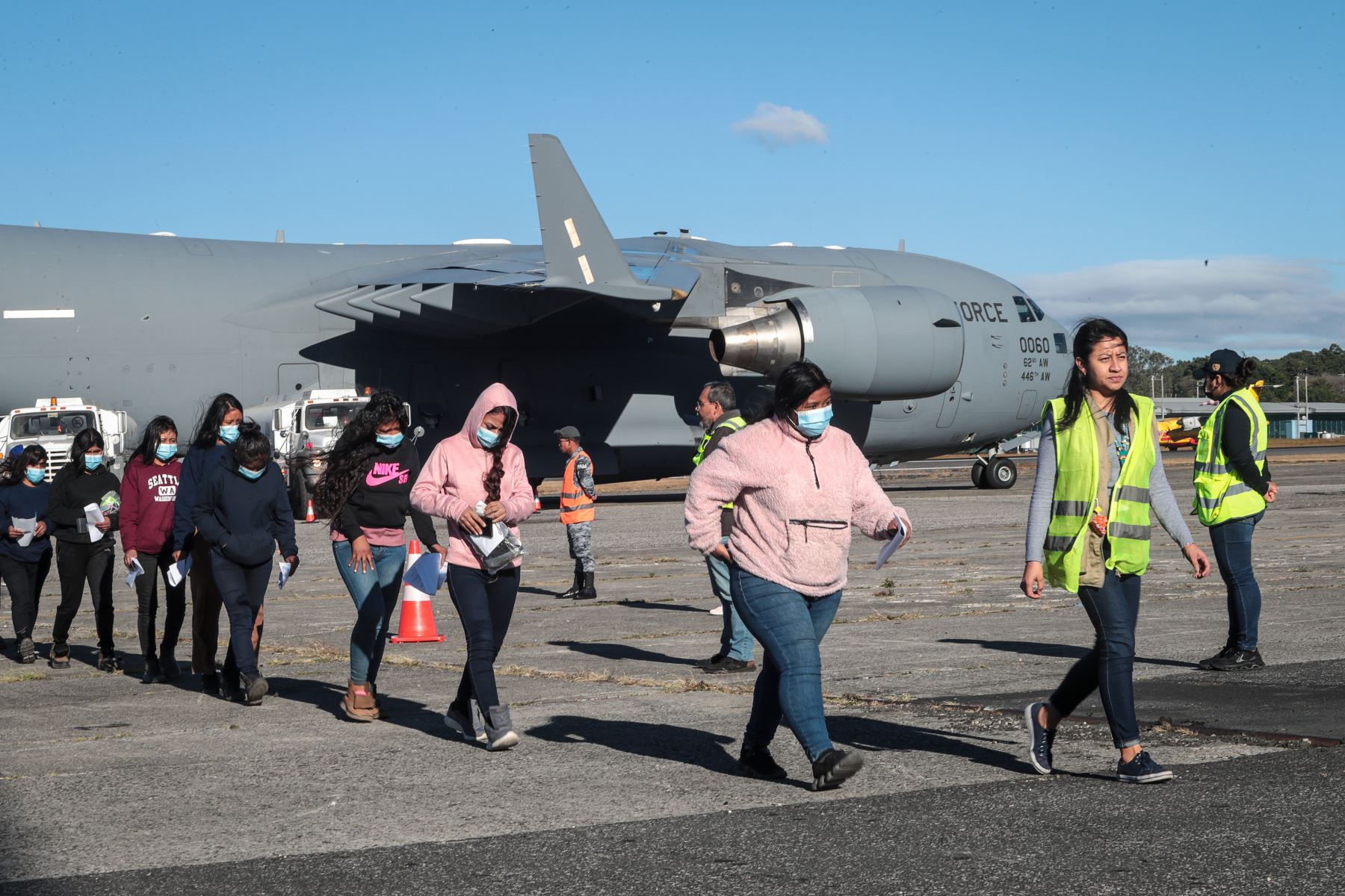 Migrantes ingresan a un avión militar para un vuelo de deportación desde Estados Unidos. Foto: EFE