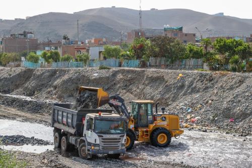 Gobierno realiza trabajos preventivos de descolmatación en la cuenca del río Chillón en los distritos de Comas, Los Olivos y Ventanilla.Foto: Difusión