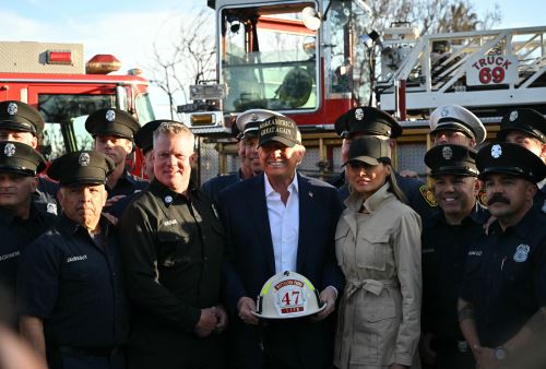 El presidente de Estados Unidos, Donald Trump, y la primera dama, Melania Trump, posan con un casco que dice "Bataillon Chief 47" donado por bomberos de la Estación 69, mientras recorren un área de incendio en Pacific Palisades, un vecindario de Los Ángeles, California. Foto: ANDINA/AFP