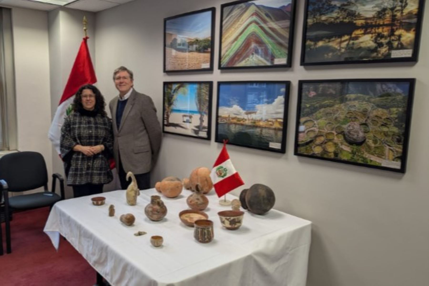 Las quince piezas corresponden a las culturas prehispánicas Nasca, Vicús, Huaura, Wari, Chimú y Chancay.