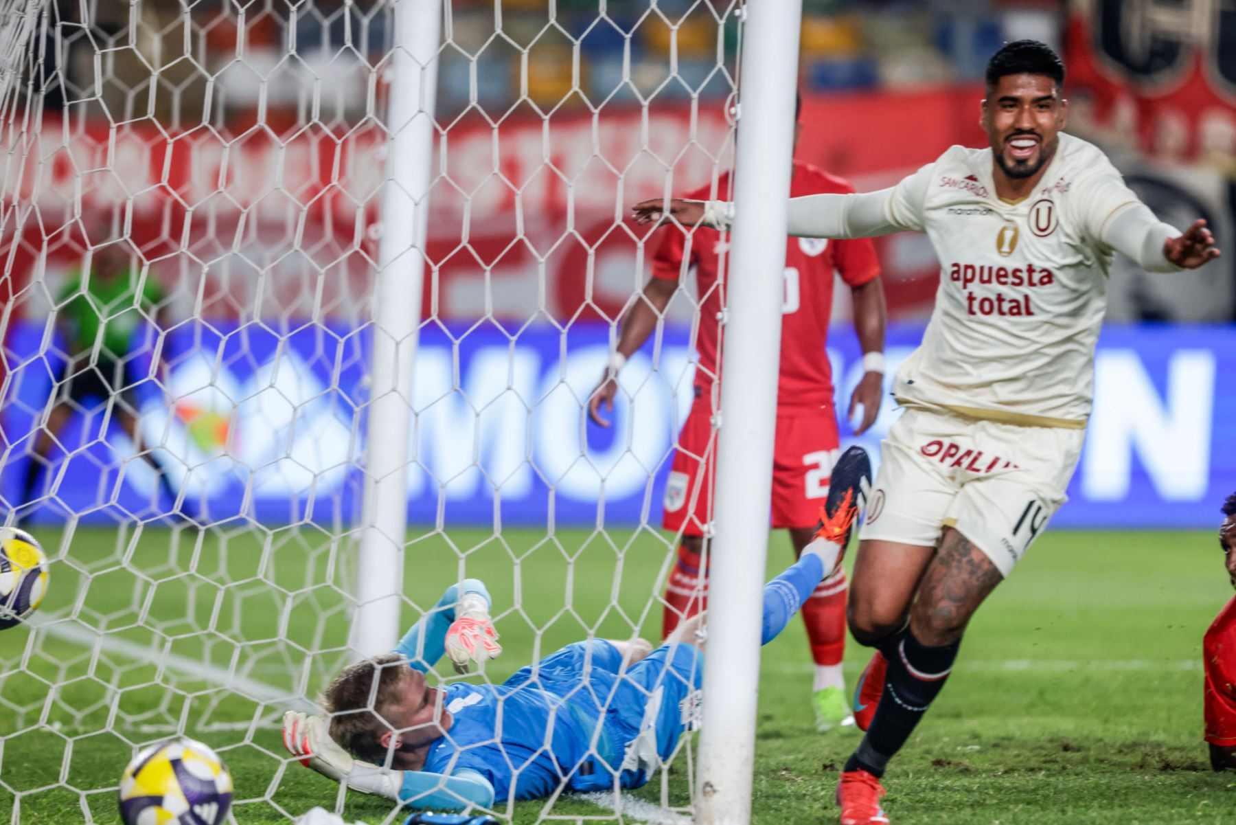 Paolo Reyna anota el 1-0 a favor de la 