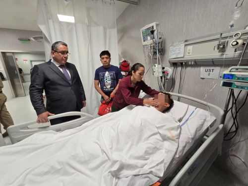 El ministro Juan José Santiváñez visita al suboficial PNP gravemente herido en la cabeza por un barrista en Surco. Foto: Difusión