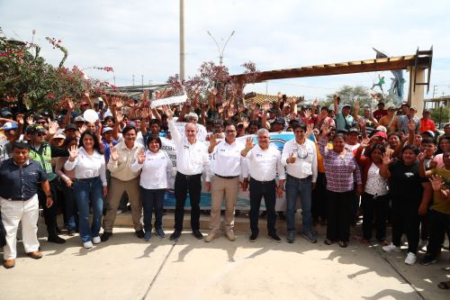 La reunión con gremios y asociaciones de pescadores y de turismo fue liderada por el ministro del Ambiente, Juan Carlos Castro. Foto: Minam