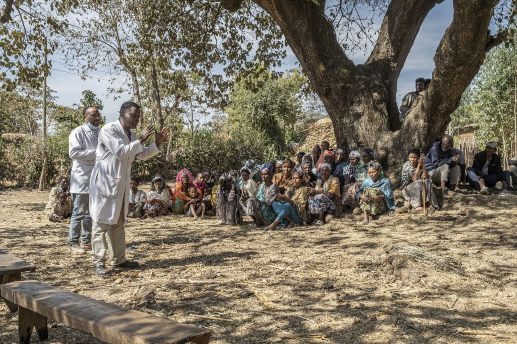 Ophthalmic nurse Gizachew Abebe, 60, conducts an awareness session on trachoma prevention together with other members of the team from the Grarbet Tehadiso Mahber (GTM) Hospital in a village near Butajira. Trachoma is responsible for blinding or visually impairing nearly two million people worldwide. It is caused by infection with the bacterium Chlamydia trachomatis, which is spread through contact with the eyes or nose of infected people. Foto: AFP