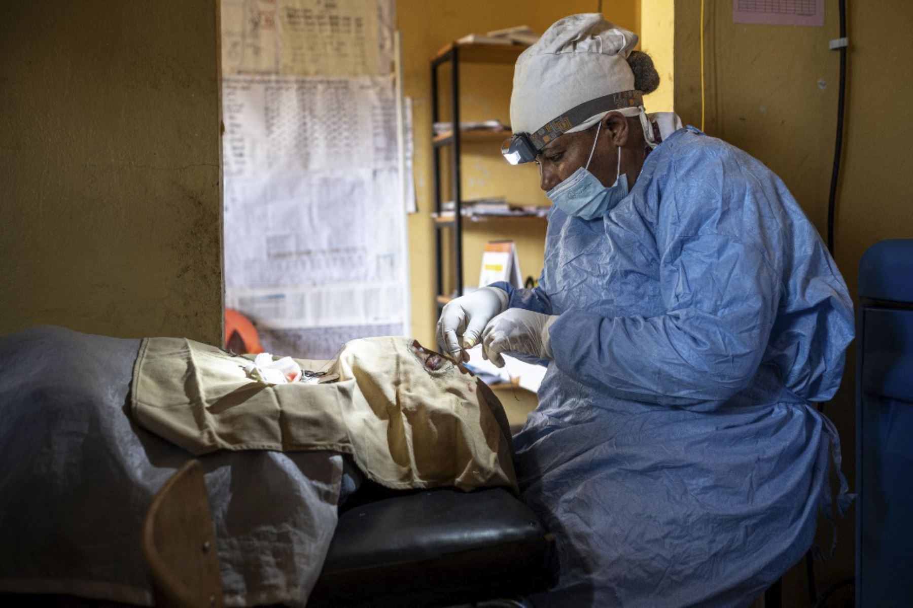 La enfermera oftalmológica Sister Tadelech Yilma realiza una cirugía de tarsotomía en el paciente con tracoma y agricultor Scheicho Scheifa para abordar el daño causado por una etapa avanzada de tracoma en un centro médico en un pueblo cerca de Butajira. El tracoma es responsable de cegar o deteriorar visualmente a casi dos millones de personas en todo el mundo. Es causada por la infección con la bacteria Chlamydia trachomatis, que se propaga a través del contacto con los ojos o la nariz de las personas inf