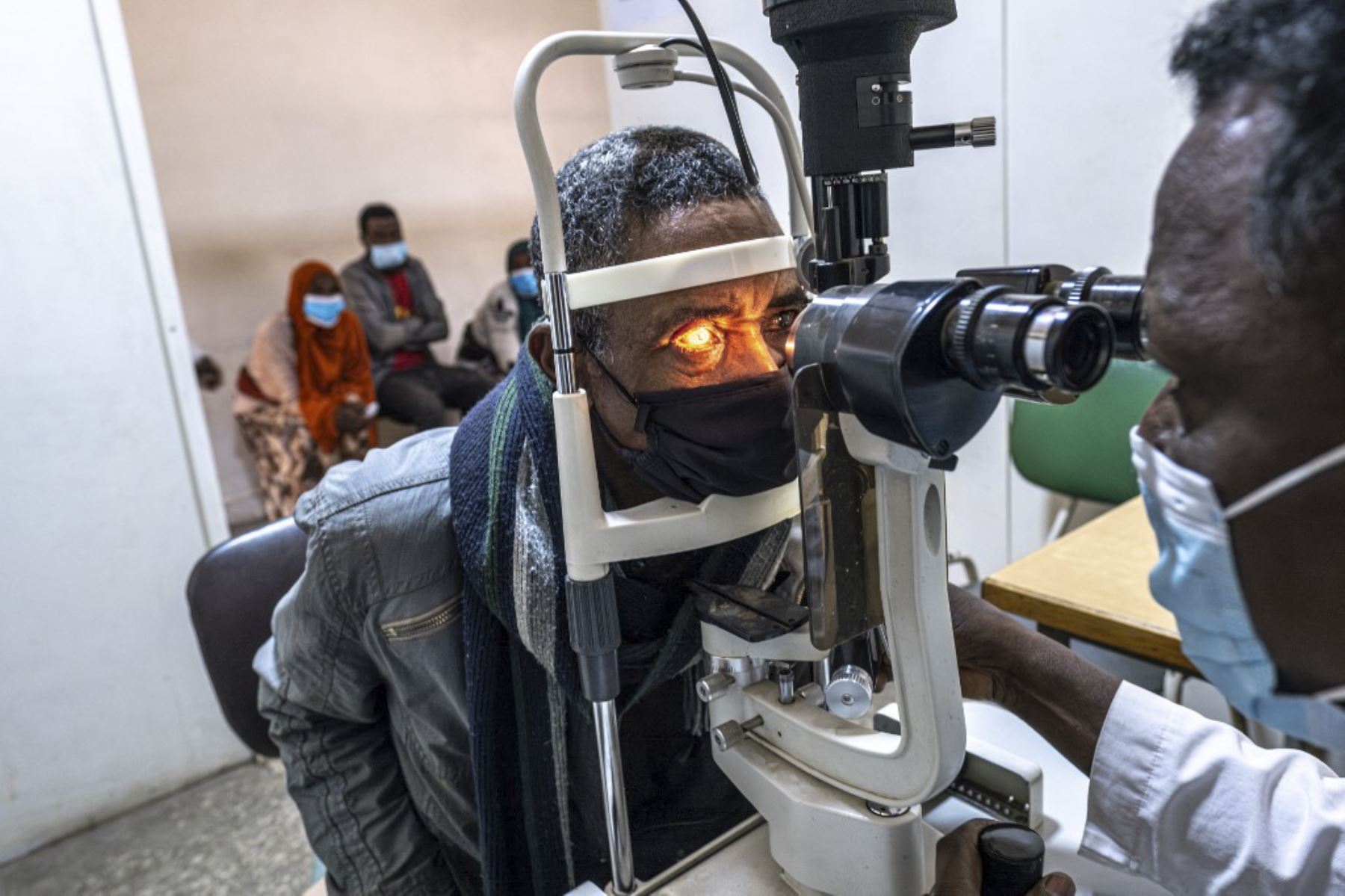 Un paciente se somete a pruebas de visión en el Hospital Grarbet Tehadiso Mahber (GTM) en Butajira. El tracoma es responsable de cegar o deteriorar visualmente a casi dos millones de personas en todo el mundo. Es causada por la infección con la bacteria Chlamydia trachomatis, que se propaga a través del contacto con los ojos o la nariz de las personas infectadas. Foto: AFP