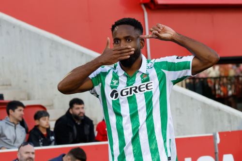 El delantero del Betis Cédric Bakambu celebra su gol contra el RCD Mallorca, durante el partido de LaLiga de la jornada 21 disputado este sábado en el estadio de Son Moix, en Palma de Mallorca. Foto: EFE