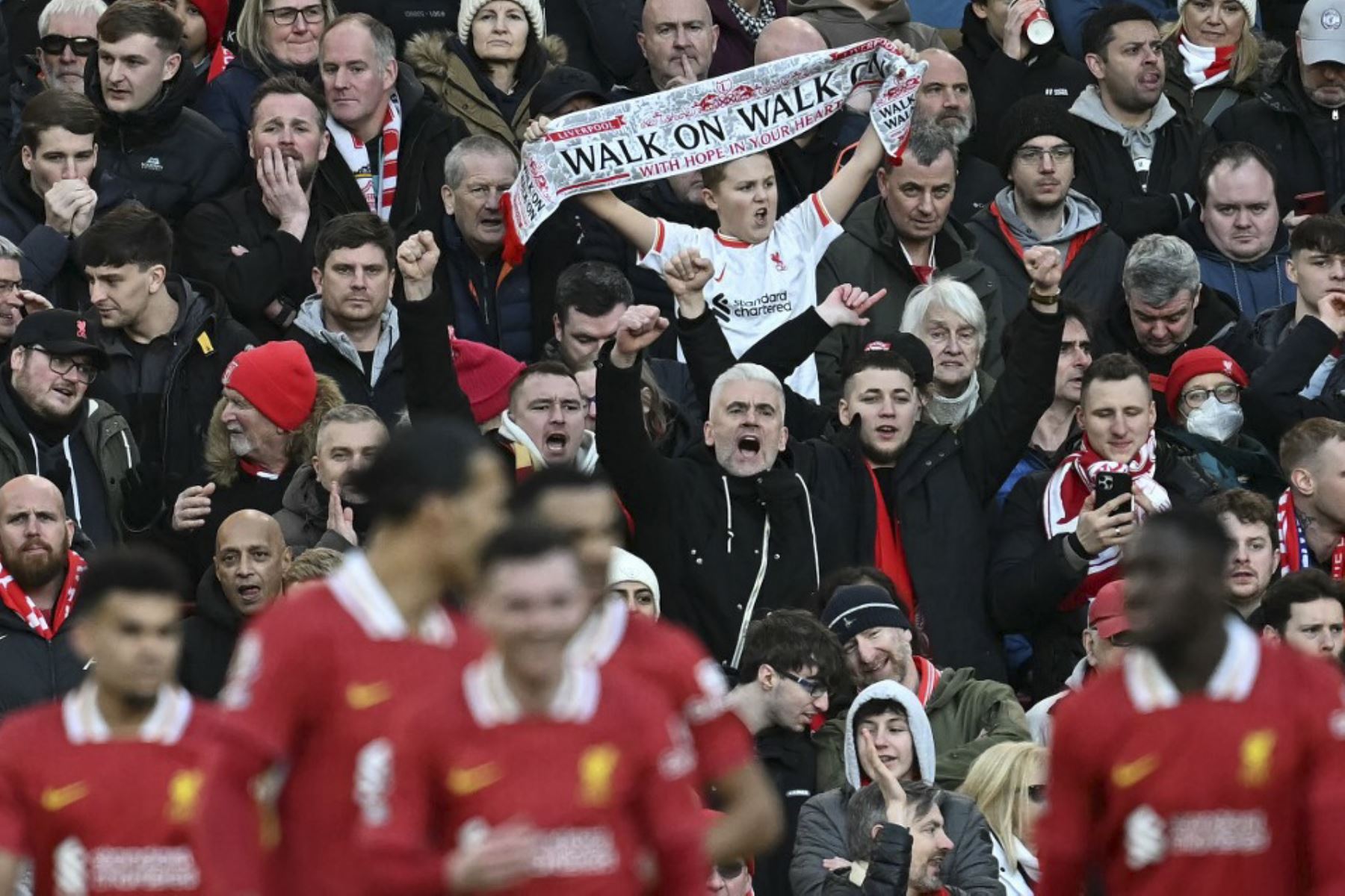 Los fanáticos del Liverpool celebran el tercer gol de su equipo durante el partido de fútbol de la Premier League inglesa entre Liverpool e Ipswich Town en Anfield en Liverpool, noroeste de Inglaterra, el 25 de enero de 2025. (Foto de Paul ELLIS / AFP)