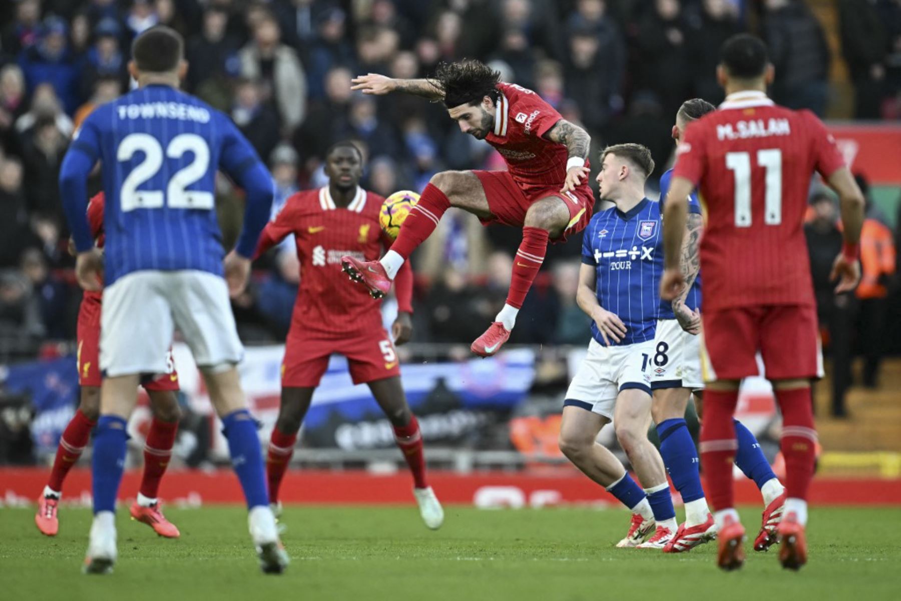 El centrocampista húngaro del Liverpool #08 Dominik Szoboszlai (C) salta para cabecear el balón, pero falla durante el partido de fútbol de la Premier League inglesa entre Liverpool e Ipswich Town en Anfield en Liverpool, noroeste de Inglaterra, el 25 de enero de 2025. (Foto de Paul ELLIS / AFP)