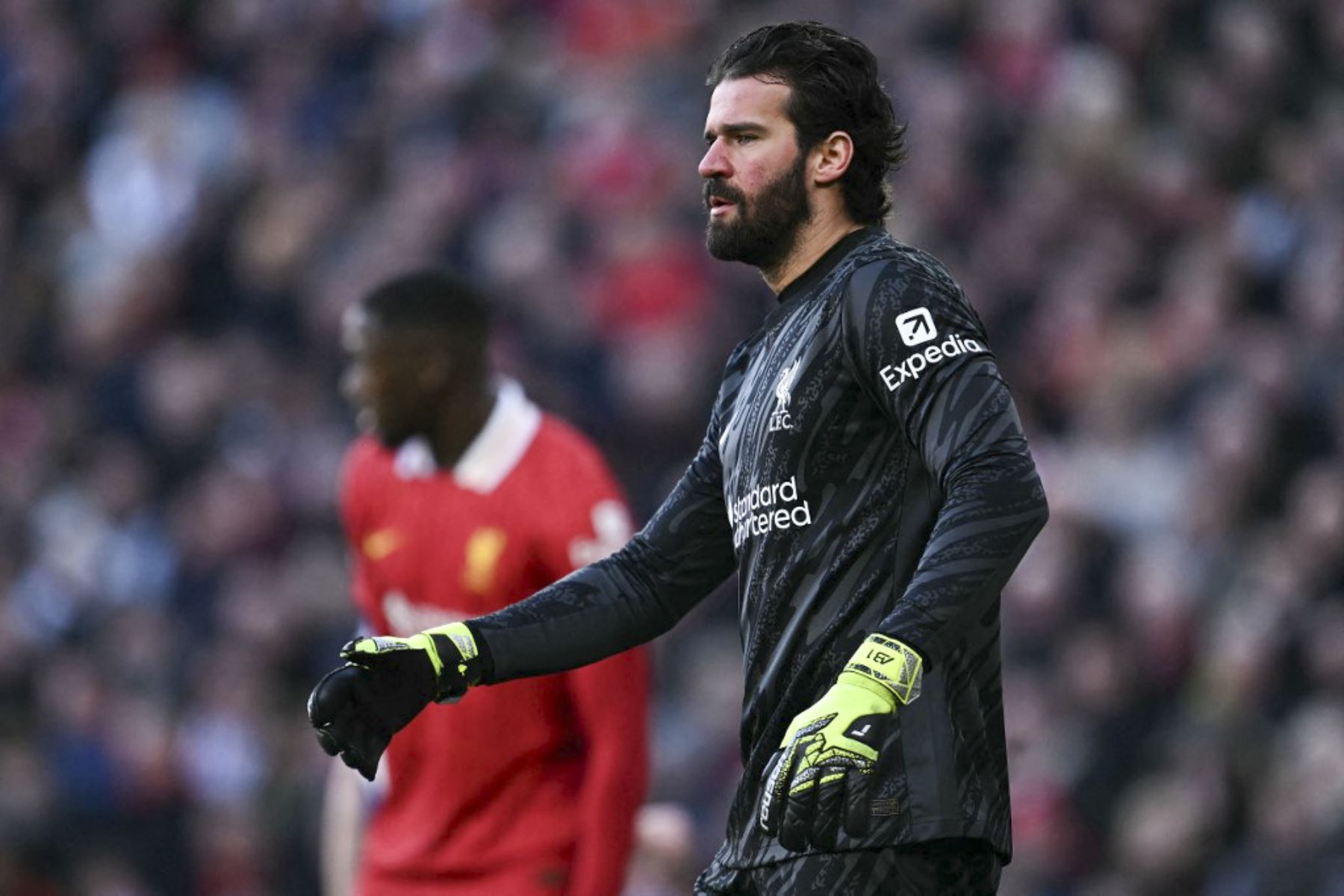 El portero brasileño del Liverpool #01, Alisson Becker, reacciona durante el partido de fútbol de la Premier League inglesa entre Liverpool e Ipswich Town en Anfield en Liverpool, noroeste de Inglaterra, el 25 de enero de 2025. (Foto de Paul ELLIS / AFP)