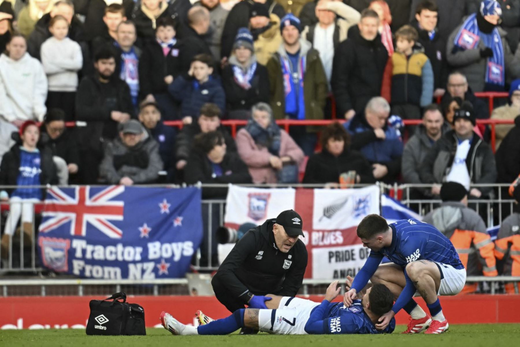 El centrocampista galés de Ipswich Town #07 Wes Burns recibe tratamiento médico durante el partido de fútbol de la Premier League inglesa entre Liverpool e Ipswich Town en Anfield en Liverpool, noroeste de Inglaterra, el 25 de enero de 2025. (Foto de Paul ELLIS / AFP)