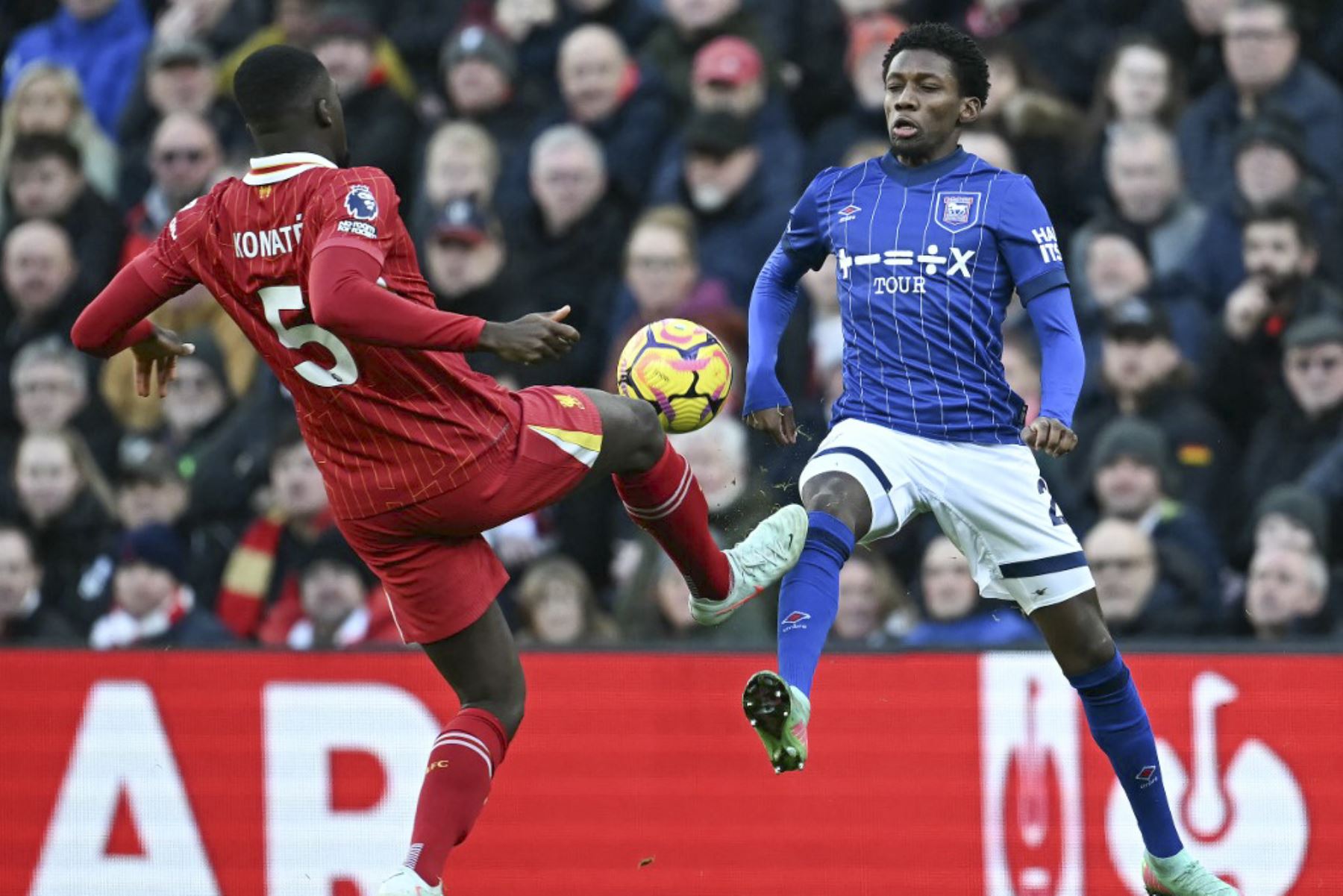 El defensor francés del Liverpool #05 Ibrahima Konate (L) compite con el centrocampista inglés del Ipswich Town #29 Jaden Philogene durante el partido de fútbol de la Premier League inglesa entre Liverpool e Ipswich Town en Anfield en Liverpool, noroeste de Inglaterra el 25 de enero de 2025. (Foto de Paul ELLIS / AFP)