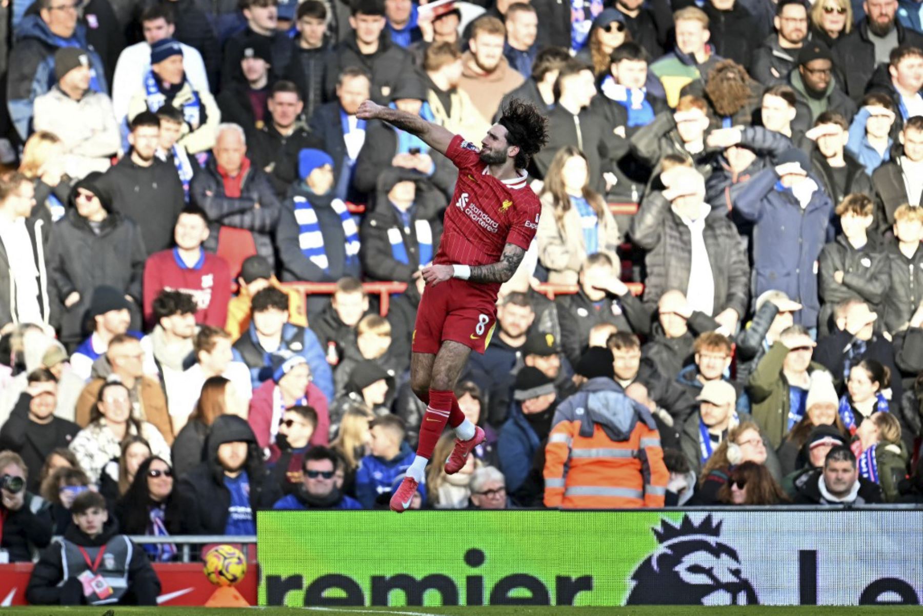 El centrocampista húngaro del Liverpool #08 Dominik Szoboszlai celebra marcar el gol inaugural durante el partido de fútbol de la Premier League inglesa entre Liverpool e Ipswich Town en Anfield en Liverpool, al noroeste de Inglaterra, el 25 de enero de 2025. (Foto de Paul ELLIS / AFP)