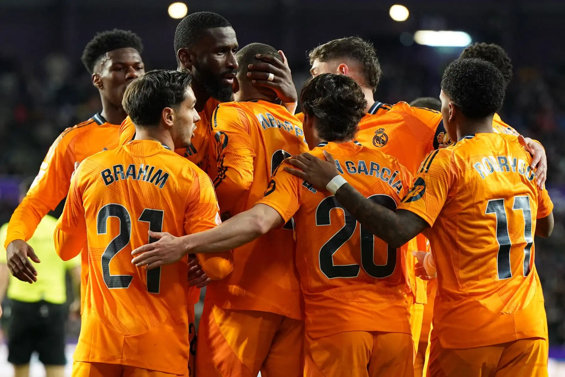 Los jugadores del Real Madrid celebran el gol inicial marcado por el delantero francés #09 del Real Madrid, Kylian Mbappé, durante el partido de fútbol de la liga española entre el Real Valladolid FC y el Real Madrid CF en el estadio José Zorrilla de Valladolid.
Foto: AFP