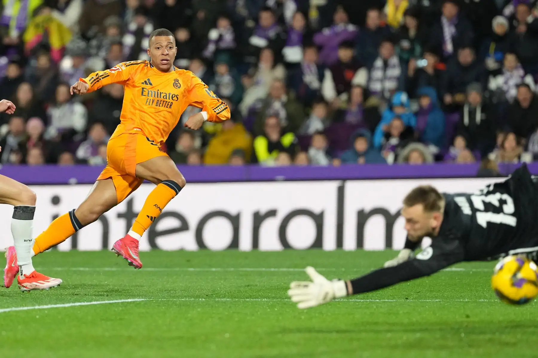 El delantero francés  del Real Madrid, Kylian Mbappé, anota su segundo gol durante el partido de fútbol de la liga española entre el Real Valladolid FC y el Real Madrid CF en el estadio José Zorrilla de Valladolid..
Foto: AFP