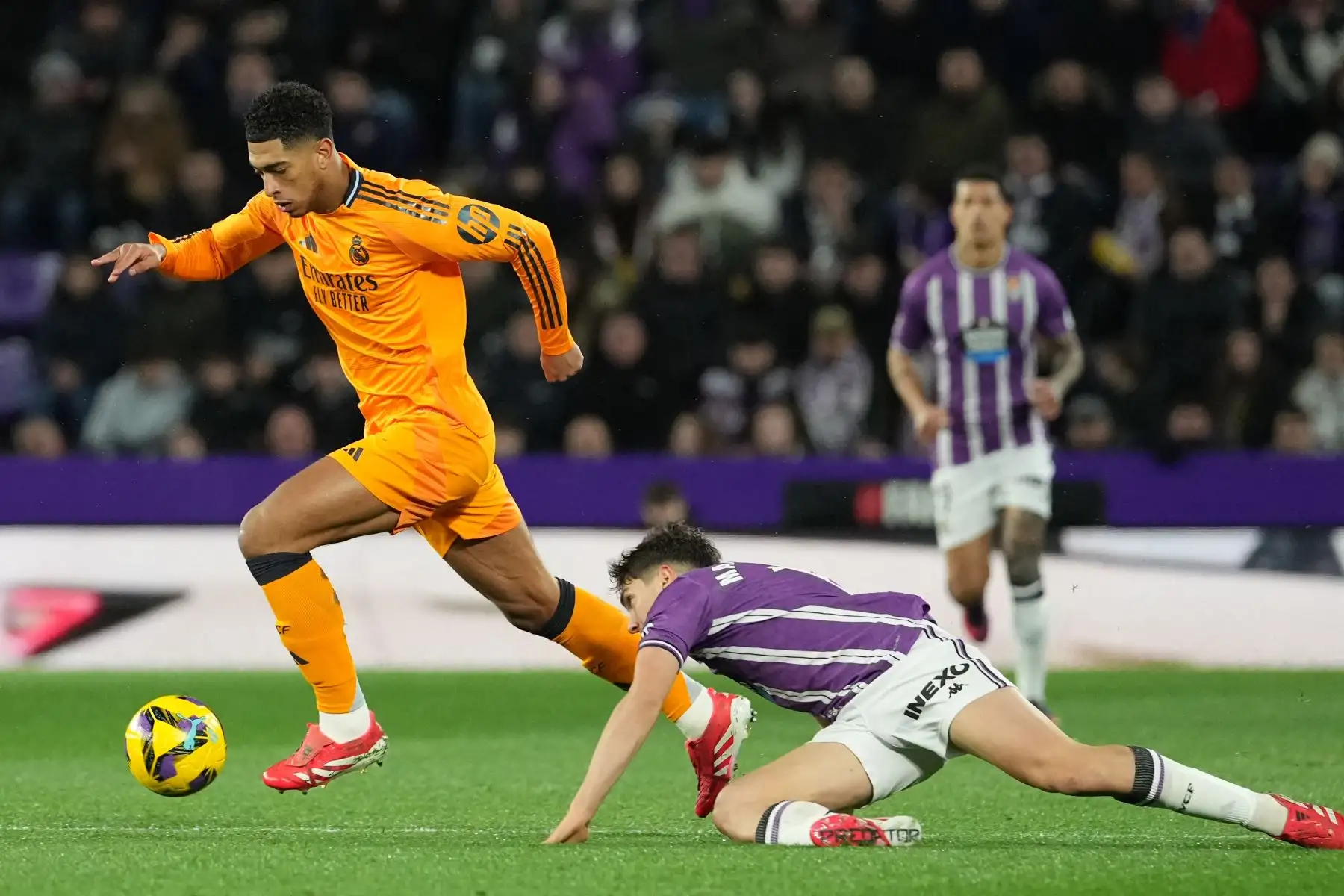 El mediocampista inglés del Real Madrid, Jude Bellingham  y el defensor español del Real Valladolid, Luis Pérez compiten por el balón durante el partido de fútbol de la liga española entre el Real Valladolid FC y el Real Madrid CF en el estadio José Zorrilla de Valladolid.
Foto: AFP