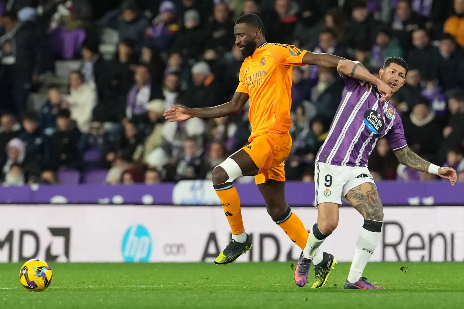 El defensa alemán del Real Madrid , Antonio Ruediger y el delantero brasileño del Real Valladolid, Marcos Andre luchan por el balón durante el partido de fútbol de la liga española entre el Real Valladolid FC y el Real Madrid CF en el estadio José Zorrilla de Valladolid.
Foto: AFP