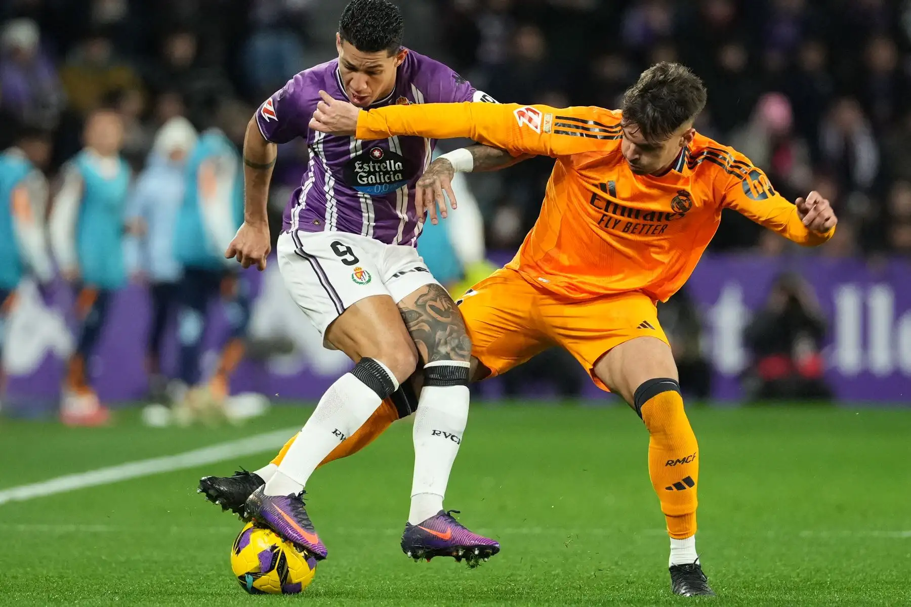 El delantero brasileño del Real Valladolid Marcos Andre y el centrocampista turco del Real Madrid, Arda Guler luchan por el balón durante el partido de fútbol de la liga española entre el Real Valladolid FC y el Real Madrid CF en el estadio José Zorrilla de Valladolid .
Foto: AFP