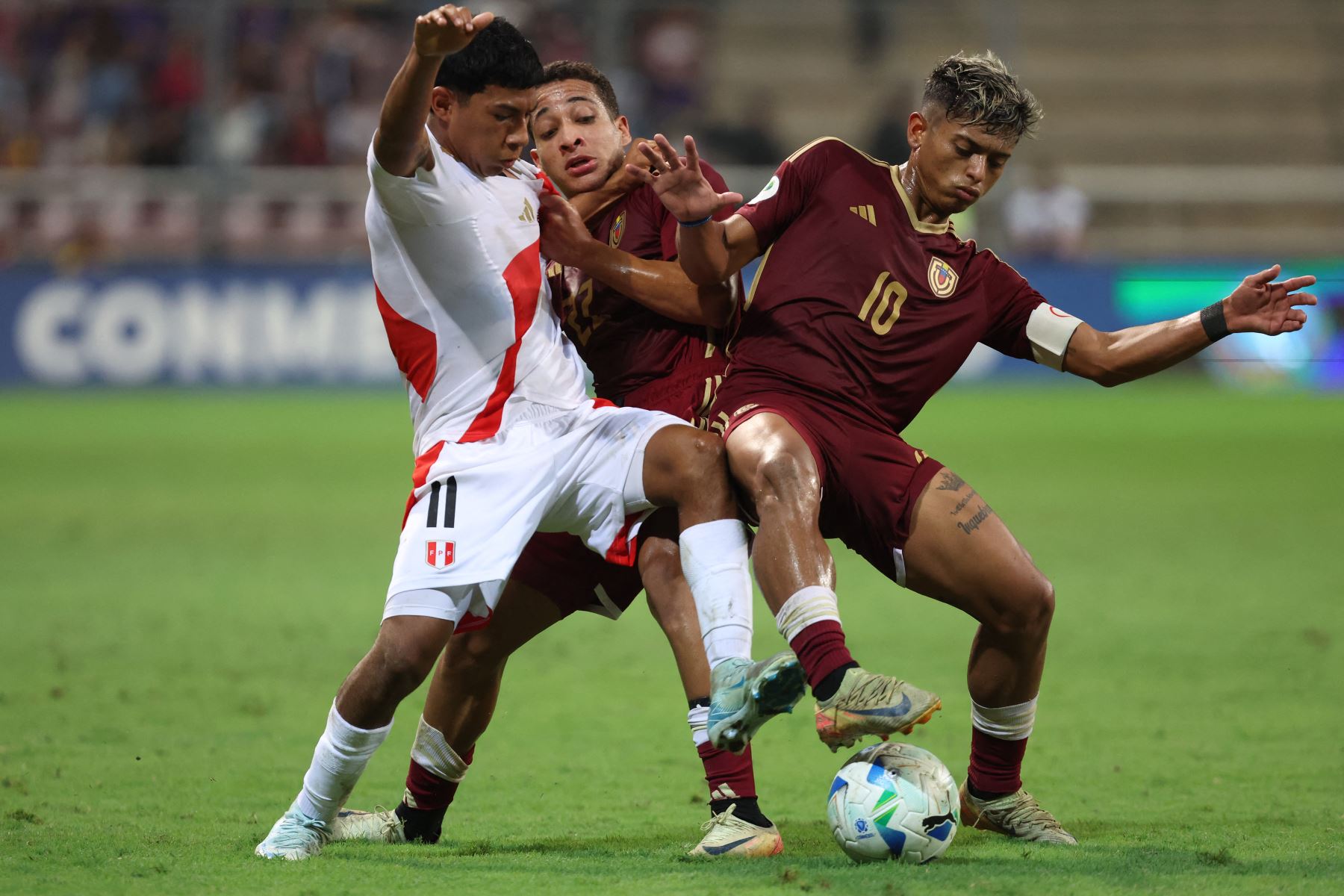 El delantero peruano, Maxloren Castro, el mediocampista venezolano #22 Miguel Vegas y el delantero, Kervin Andrade pelean por el balón durante el campeonato sudamericano de fútbol Sub-20 2025 entre Perú y Venezuela en el estadio Metropolitano de Lara en Cabudare, estado Lara. Venezuela.
Foto: AFP