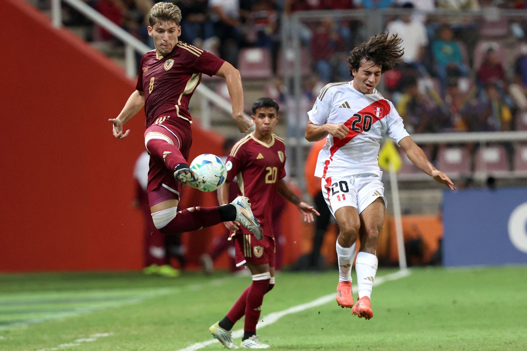 El mediocampista venezolano, Nicola Profeta y el mediocampista peruano ,  Brassco Soyer luchan por el balón durante el campeonato sudamericano de fútbol sub-20 2025 entre Perú y Venezuela en el estadio Metropolitano de Lara en Cabudare, estado Lara, Venezuela .
Foto: AFP