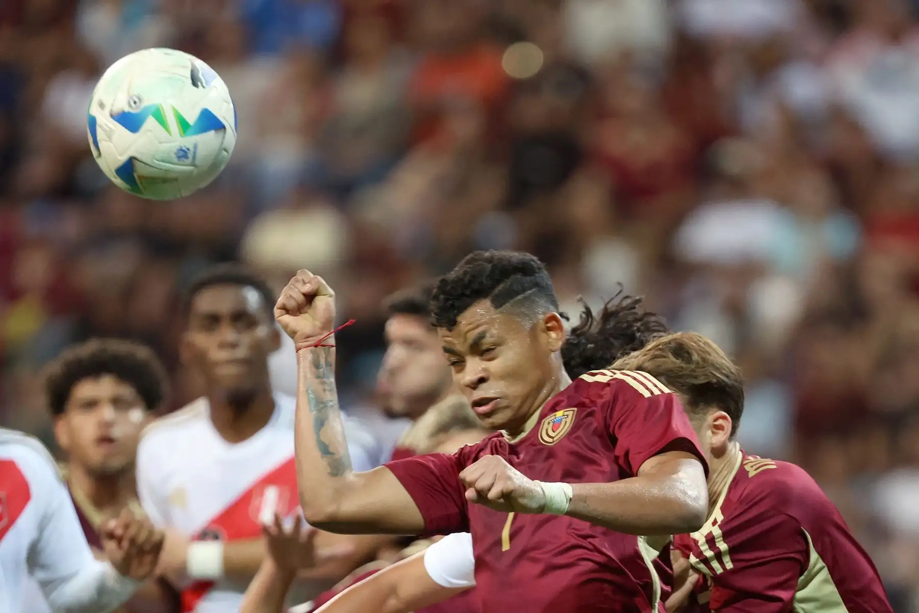 El delantero venezolano Sebastián Castillo despeja el balón durante el campeonato sudamericano de fútbol sub-20 2025 entre Perú y Venezuela en el estadio Metropolitano de Lara en Cabudare, estado Lara, Venezuela.
Foto: AFP
