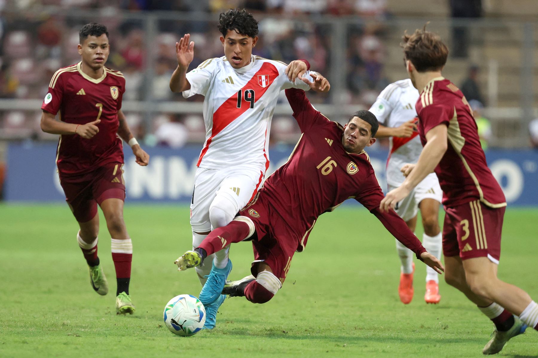 El delantero peruano Rodrigo Dioses y el mediocampista venezolano, Giovanny Sequera pelean por el balón durante el campeonato sudamericano de fútbol sub-20 2025 entre Perú y Venezuela en el estadio Metropolitano de Lara en Cabudare, estado Lara, Venezuela.
Foto: AFP