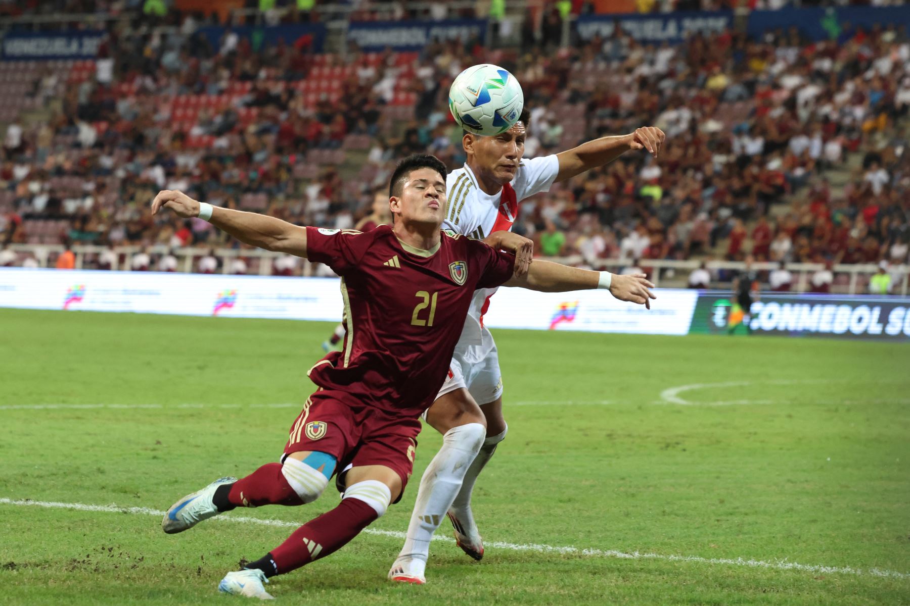 El delantero venezolano, Jesús Duarte y el defensor peruano,  Alejandro Posito pelean por el balón durante el campeonato sudamericano de fútbol sub-20 2025 entre Perú y Venezuela en el estadio Metropolitano de Lara en Cabudare, estado Lara, Venezuela.
Foto: AFP