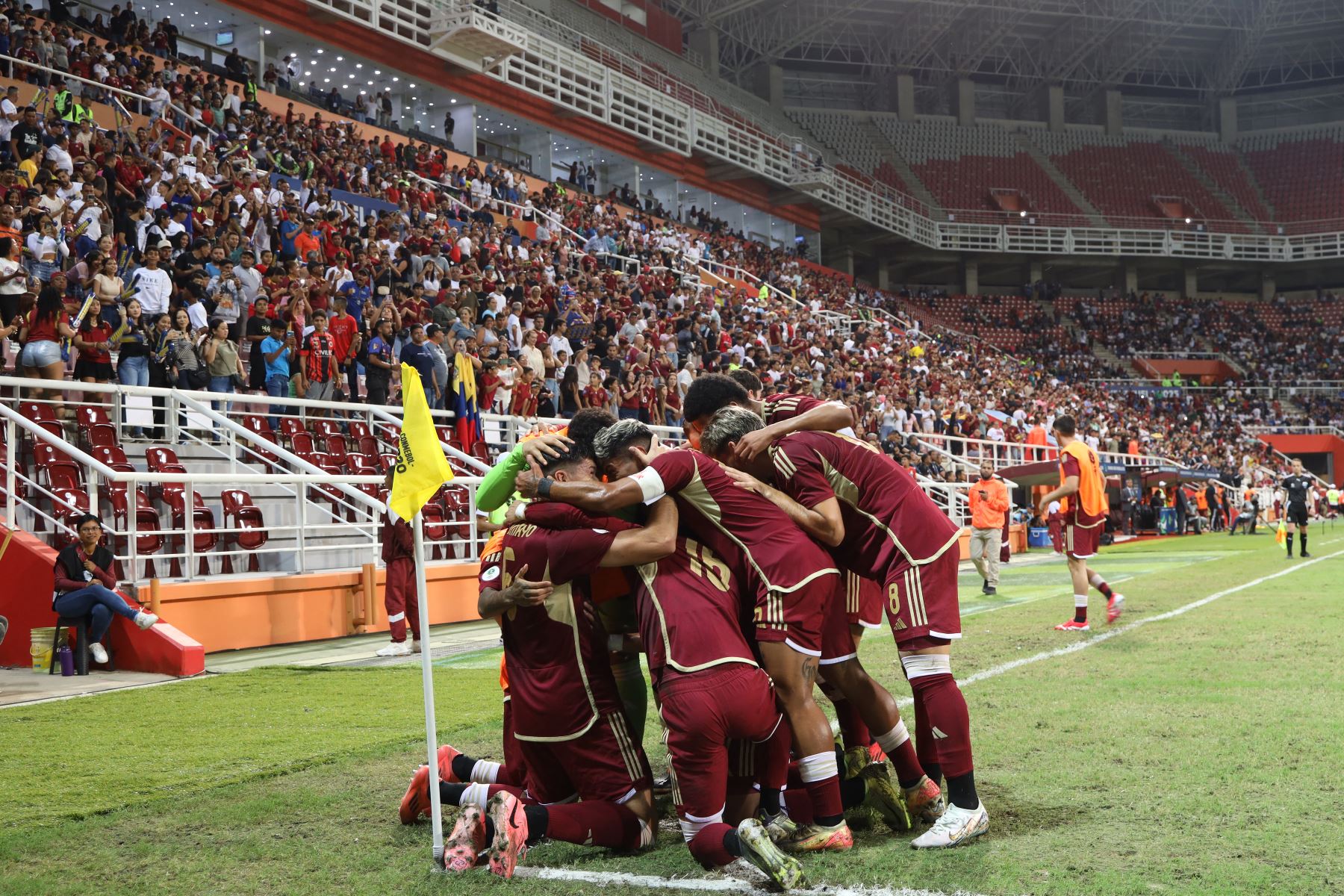 Los jugadores de Venezuela celebran su primer gol durante el campeonato sudamericano de fútbol Sub-20 2025 entre Perú y Venezuela en el estadio Metropolitano de Lara en Cabudare, estado Lara, Venezuela.
Foto: AFP