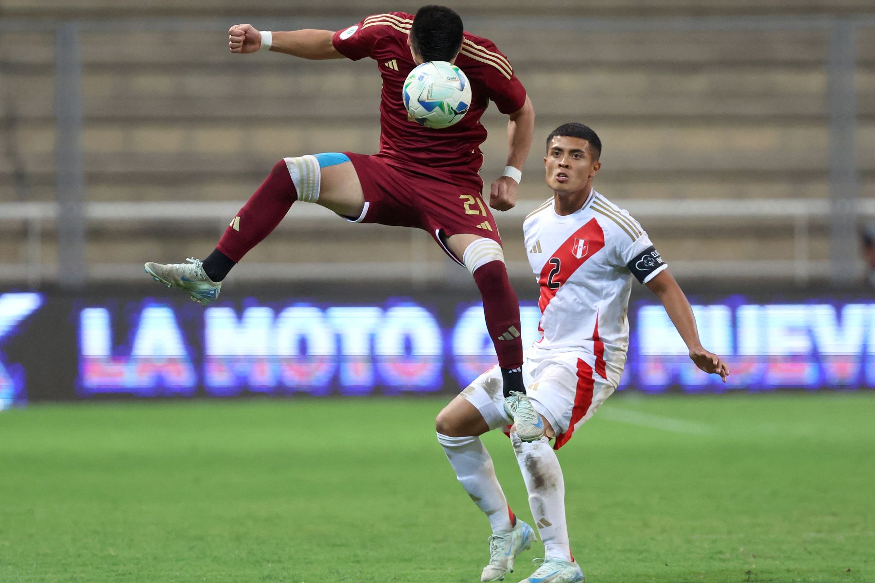 El delantero venezolano, Jesús Duarte y el defensor peruano , Anderson Villacorta pelean por el balón durante el campeonato sudamericano de fútbol sub-20 2025 entre Perú y Venezuela en el estadio Metropolitano de Lara en Cabudare, estado Lara.
Foto: AFP