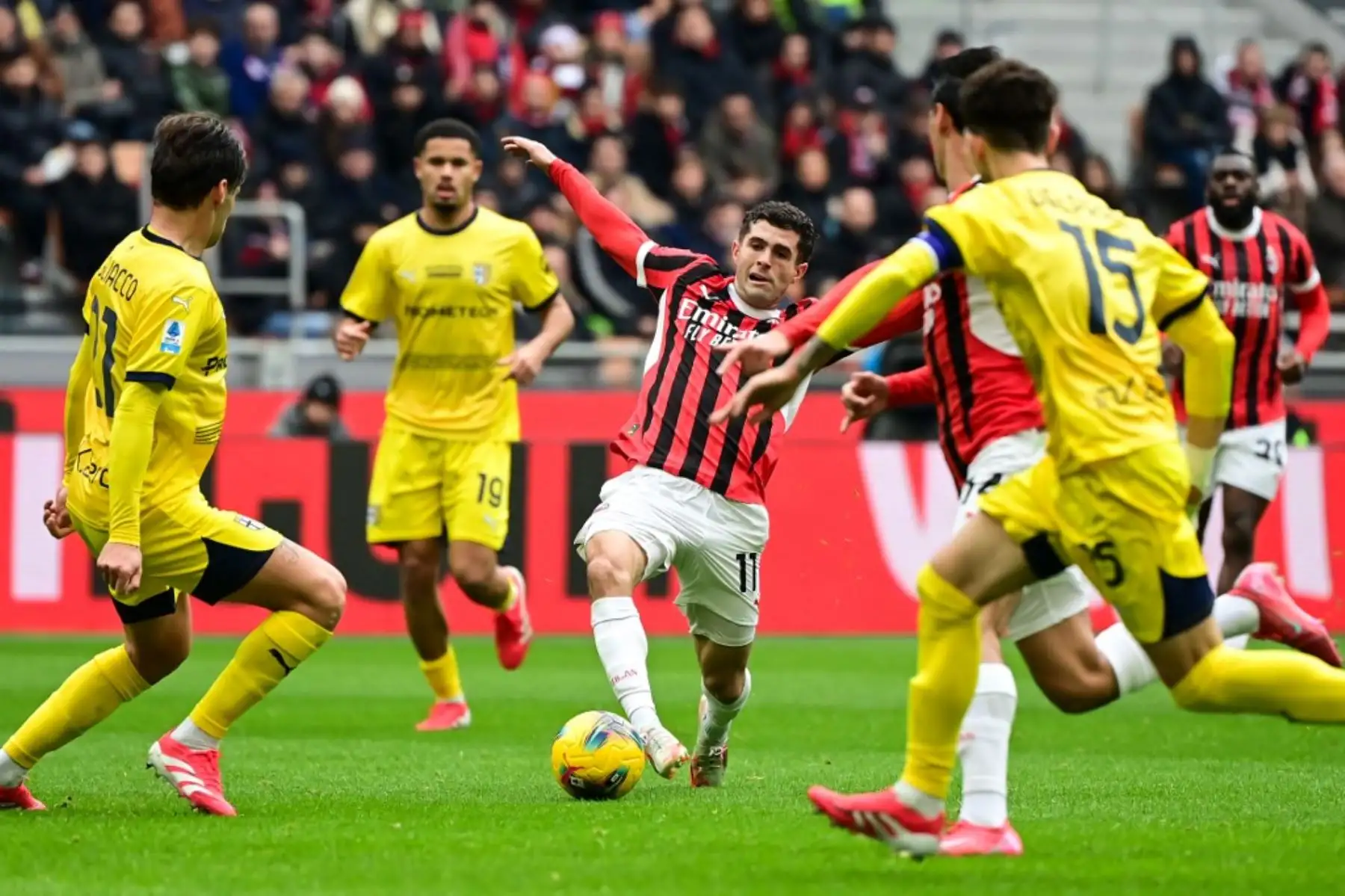 El delantero estadounidense #11 del AC Milan, Christian Pulisic (C), lucha por el balón con el defensor italiano del Parmaís #21 Alessandro Vogliacco (L) y el defensa italiano del Parmaís #15 Enrico Delprato (R) durante el partido de fútbol de la Serie A italiana entre el AC Milan y el Parma en el Estadio San Siro de Milán, el 26 de enero de 2025. (Foto de Piero CRUCIATTI / AFP)
