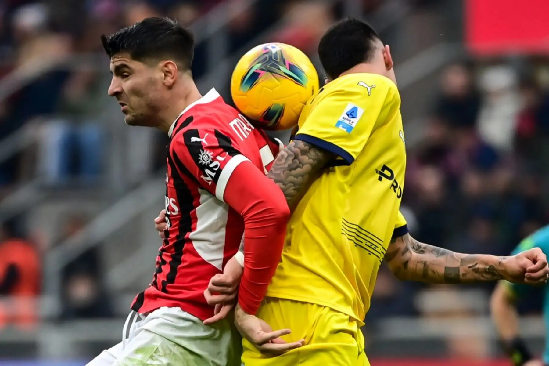 El delantero español #7 del AC Milan, Álvaro Morata (Il), lucha por el balón con el defensor argentino del Parma #5, Lautaro Valenti (R) durante el partido de fútbol de la Serie A italiana entre el AC Milan y el Parma en el Estadio San Siro de Milán, el 26 de enero de 2025. (Foto de Piero CRUCIATTI / AFP)