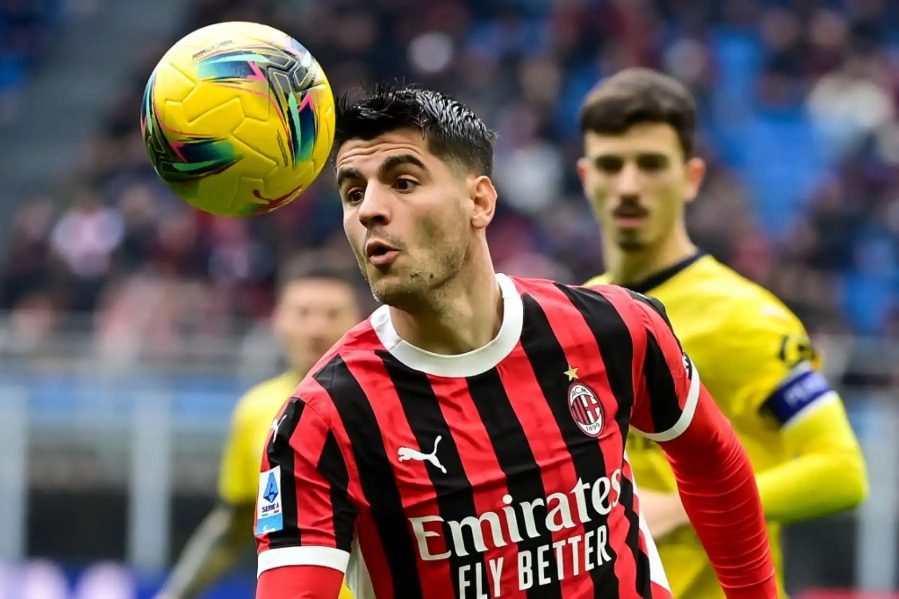 El delantero español del AC Milan #7 ¡lvaro Morata encabeza el balón durante el partido de fútbol de la Serie A italiana entre el AC Milan y el Parma en el Estadio San Siro de Milán, el 26 de enero de 2025. (Foto de Piero CRUCIATTI / AFP)