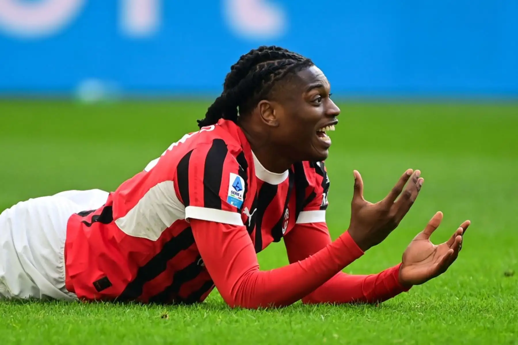 El delantero portugués #10 del AC Milan, Rafael Leao, reacciona durante el partido de fútbol de la Serie A italiana entre el AC Milan y el Parma en el Estadio San Siro de Milán, el 26 de enero de 2025. (Foto de Piero CRUCIATTI / AFP)