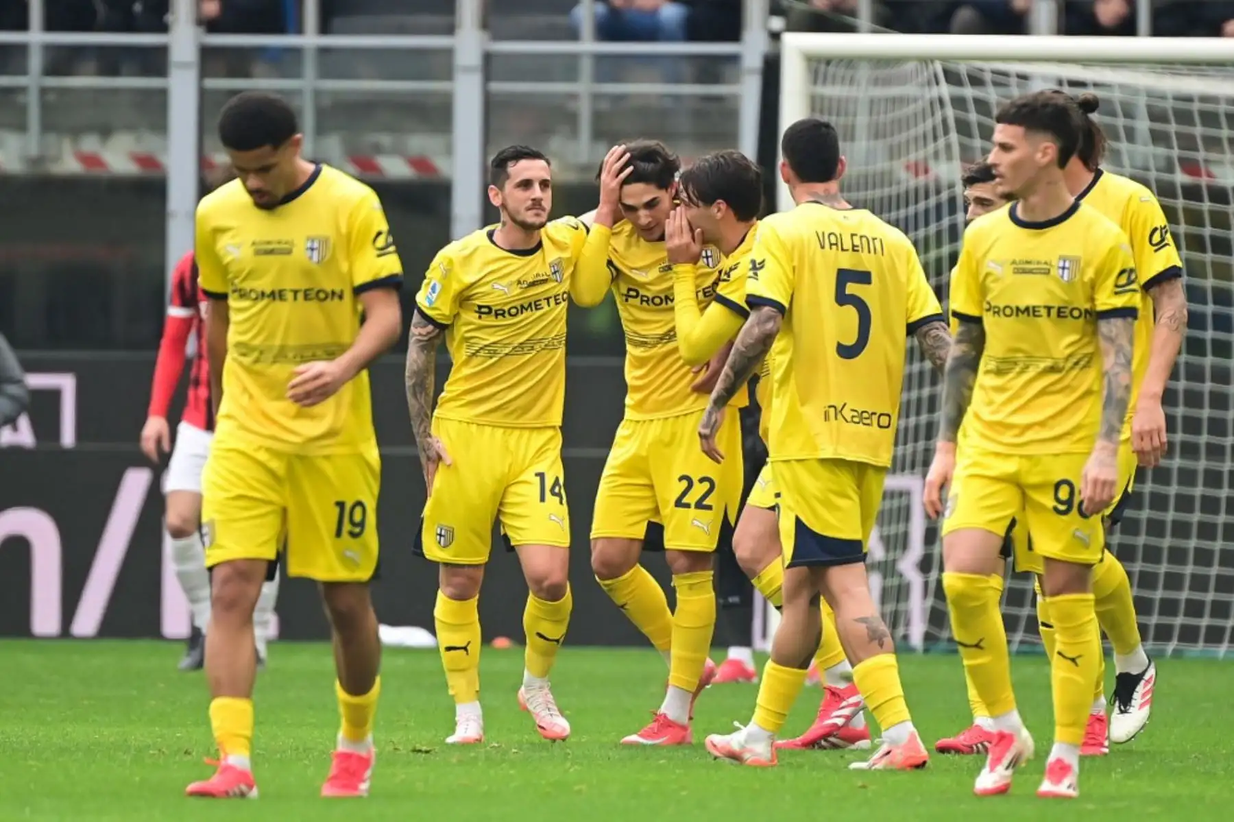 El delantero italiano del Parma #22 Matteo Cancellieri (C) es felicitado por sus compañeros de equipo después de marcar un gol durante el partido de fútbol de la Serie A italiana entre el AC Milan y el Parma en el Estadio San Siro de Milán, el 26 de enero de 2025. (Foto de Piero CRUCIATTI / AFP)