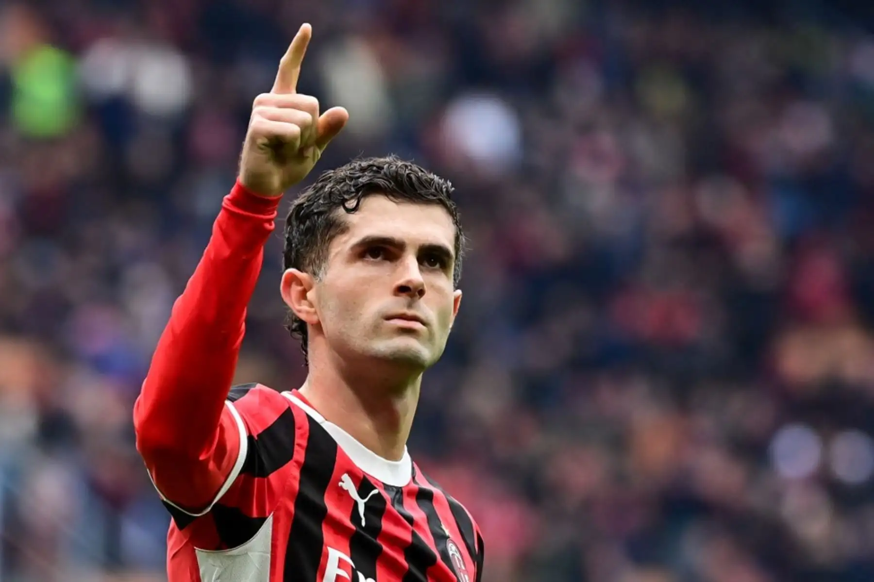 El delantero estadounidense #11 del AC Milan, Christian Pulisic, celebra después de marcar un gol durante el partido de fútbol de la Serie A italiana entre el AC Milan y el Parma en el Estadio San Siro de Milán, el 26 de enero de 2025. (Foto de Piero CRUCIATTI / AFP)